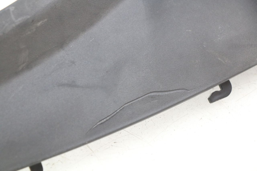 photo de FALDóN LATERAL TRASERO DERECHO PIAGGIO MP3 500 (2011 - 2015) - Primer plano técnico