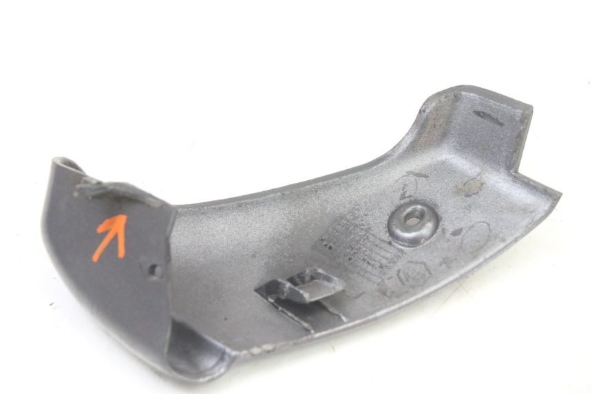 photo de FALDóN LATERAL TRASERO DERECHO PIAGGIO VESPA GRANTURISMO 125 (2003 - 2007) - Primer plano técnico