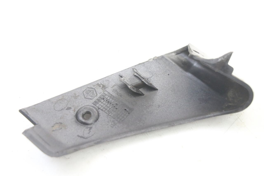 photo de FALDóN LATERAL TRASERO DERECHO PIAGGIO VESPA GRANTURISMO 125 (2003 - 2007) - Detalles de los puntos de fijación