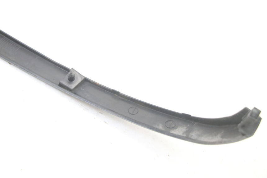 photo de FALDóN LATERAL TRASERO DERECHO PIAGGIO VESPA LX 2T 50 (2005 - 2013) - Primer plano de alta resolución