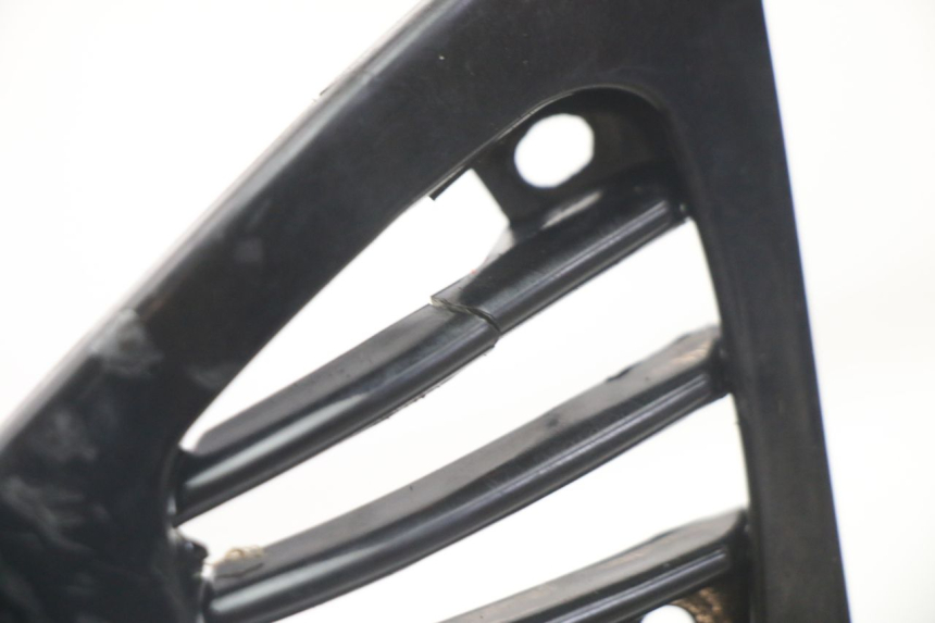 photo de FALDóN LATERAL TRASERO DERECHO PIAGGIO VESPA LX 2T 50 (2005 - 2013) - Detalles de los puntos de fijación