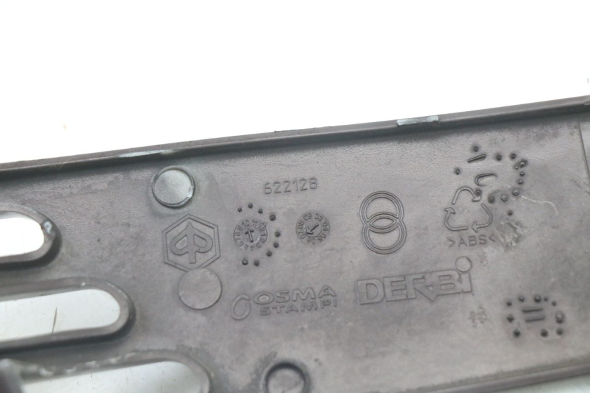 photo de BAJO CARENADO TRASERO DERECHA PIAGGIO VESPA LX IE 125 (2010 - 2012) - Estado de la superficie y material