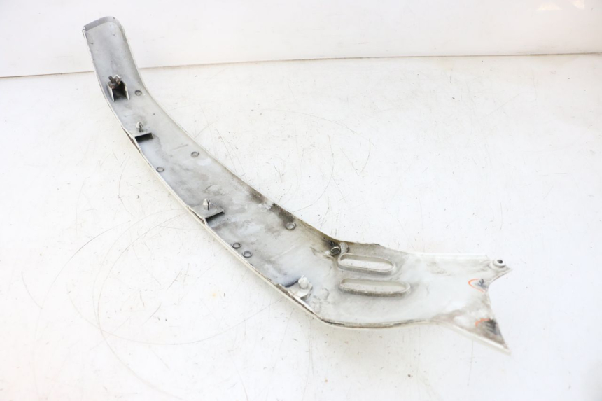 photo de BAJO CARENADO TRASERO DERECHA PIAGGIO VESPA GTS SUPER IE 125 (2009 - 2016) - Primer plano técnico