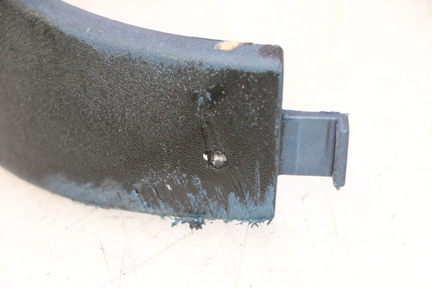 photo de FALDóN LATERAL TRASERO DERECHO PIAGGIO VESPA LX 2T 50 (2005 - 2013) - Primer plano técnico