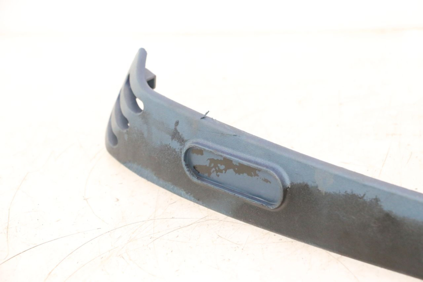 photo de FALDóN LATERAL TRASERO DERECHO PIAGGIO VESPA LX 2T 50 (2005 - 2013) - Detalles de los puntos de fijación