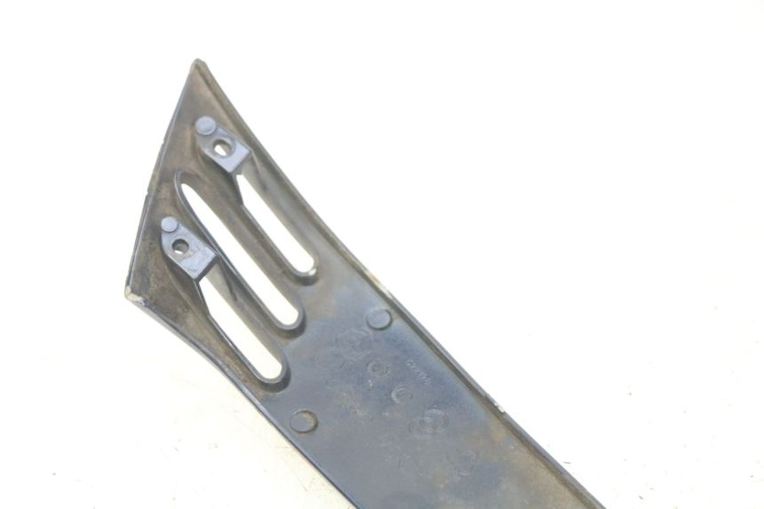 photo de FALDóN LATERAL TRASERO DERECHO PIAGGIO VESPA LXV 125 (2006 - 2009) - Detalles de los puntos de fijación