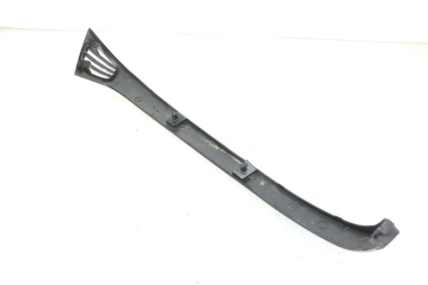 photo de FALDóN LATERAL TRASERO DERECHO PIAGGIO VESPA S 2T 50 (2007 - 2014) - Detalles de los puntos de fijación