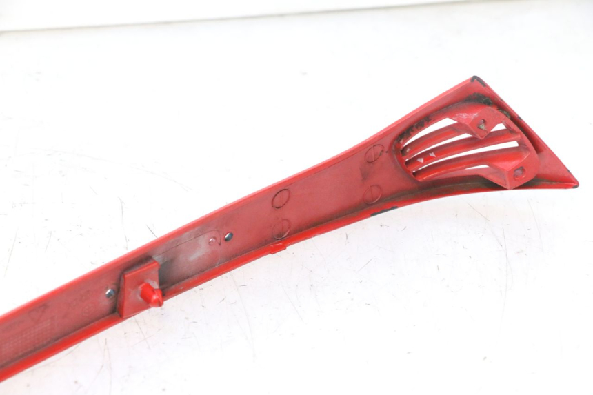 photo de FALDóN LATERAL TRASERO DERECHO PIAGGIO VESPA S 2T 50 (2007 - 2014) - Detalles de los puntos de fijación