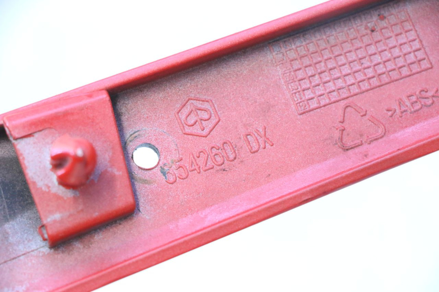 photo de FALDóN LATERAL TRASERO DERECHO PIAGGIO VESPA S 2T 50 (2007 - 2014) - Marcados y referencias originales