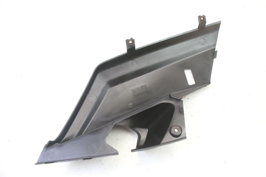 photo de BAJO CARENADO TRASERO DERECHA YAMAHA XMAX X-MAX 125 (2006 - 2009) - Primer plano técnico