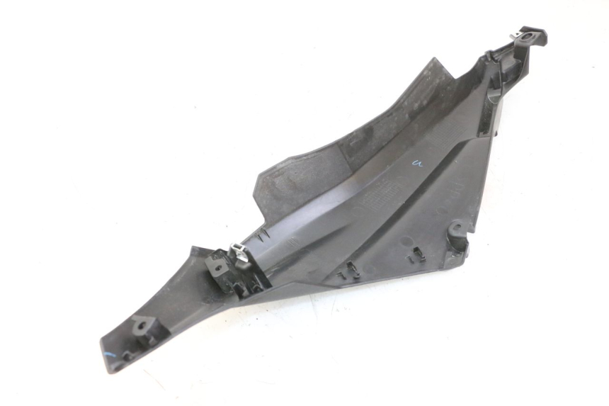 photo de BAJO CARENADO TRASERO DERECHA YAMAHA XMAX X-MAX 125 (2021 - 2025) - Zoom estado de uso