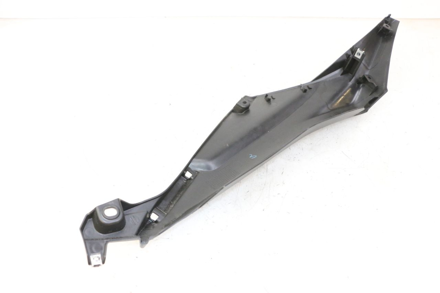 photo de BAJO CARENADO TRASERO DERECHA YAMAHA XMAX X-MAX 125 (2021 - 2025) - Primer plano técnico