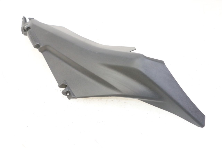 photo de BAJO CARENADO TRASERO DERECHA YAMAHA XMAX X-MAX 125 (2021 - 2025) - Detalles de los puntos de fijación