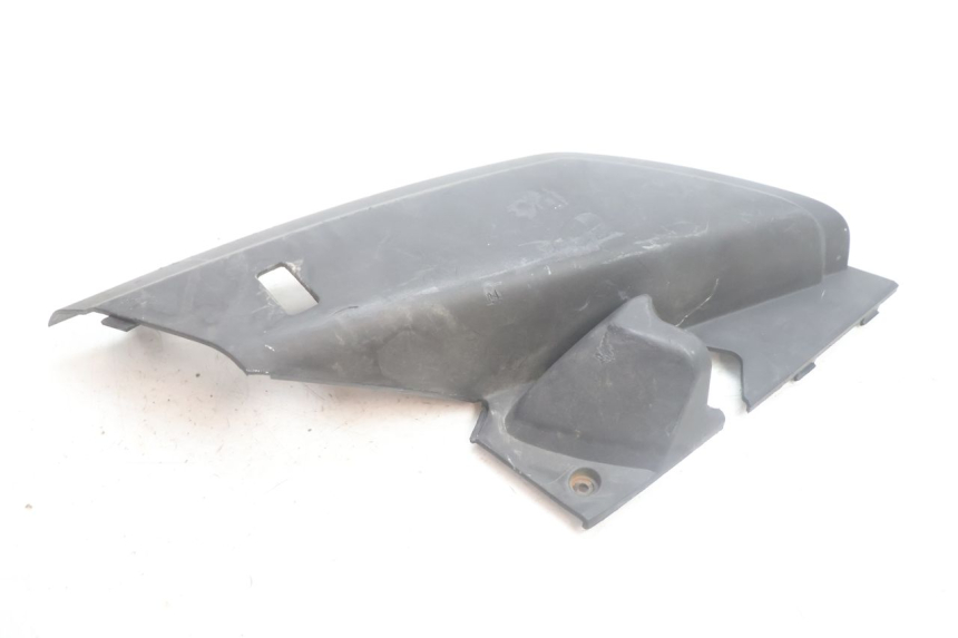 photo de BAJO CARENADO TRASERO DERECHA YAMAHA XMAX X-MAX 125 (2006 - 2009) - Primer plano técnico