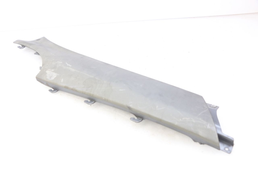 photo de FALDóN LATERAL TRASERO DERECHO PIAGGIO X9 EVOLUTION 125 (2003 - 2007) - Primer plano técnico