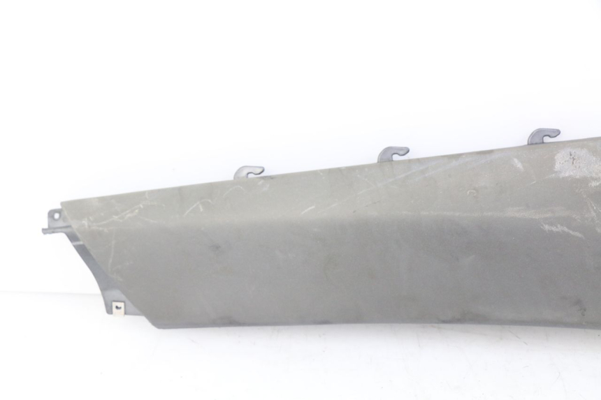 photo de FALDóN LATERAL TRASERO DERECHO PIAGGIO X9 EVOLUTION 125 (2003 - 2007) - Detalles de los puntos de fijación