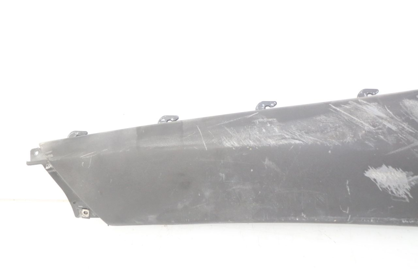 photo de FALDóN LATERAL TRASERO DERECHO PIAGGIO X9 EVOLUTION 125 (2003 - 2007) - Detalles de los puntos de fijación