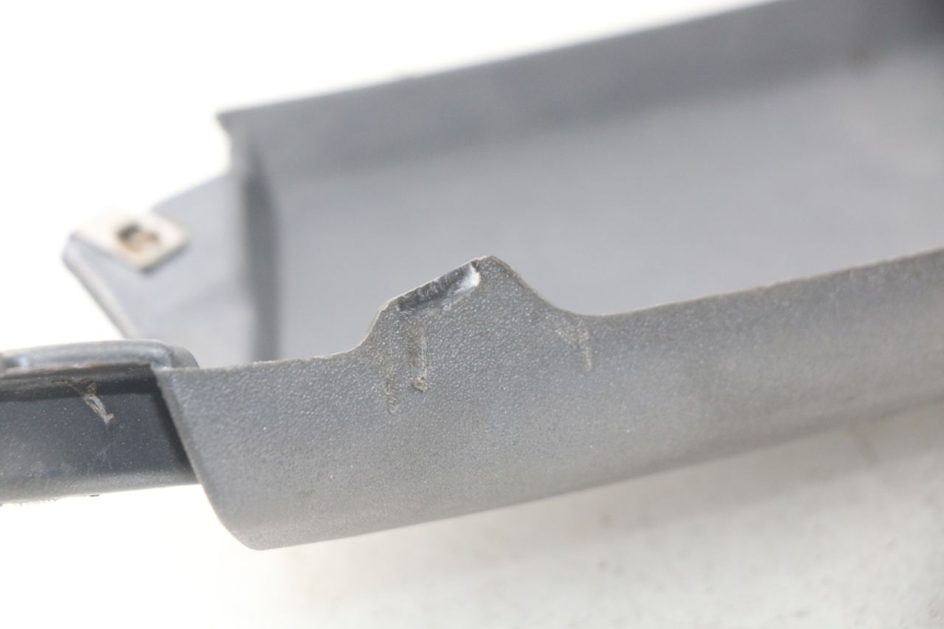 photo de FALDóN LATERAL TRASERO DERECHO PIAGGIO X9 125 (2000 - 2003) - Primer plano técnico