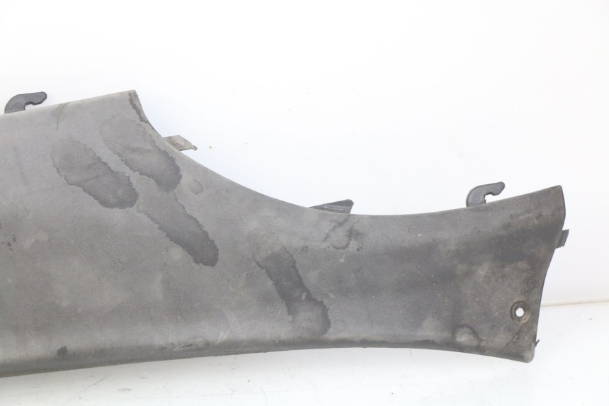 photo de FALDóN LATERAL TRASERO DERECHO PIAGGIO X9 125 (2000 - 2003) - Detalles de los puntos de fijación