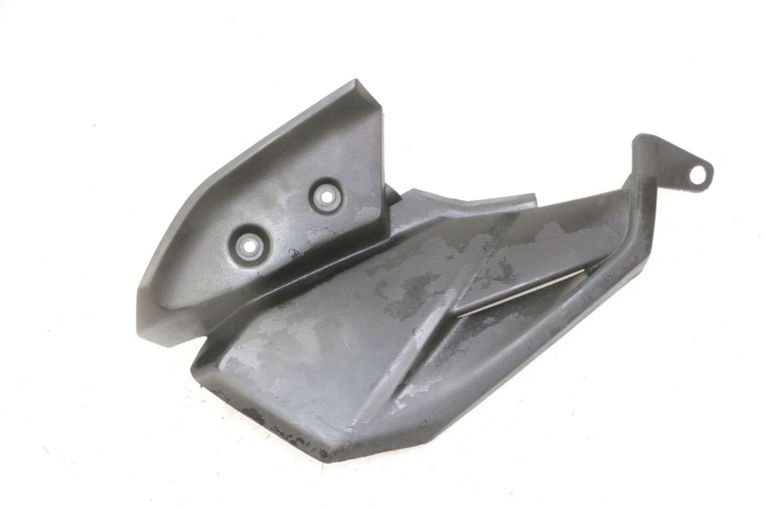 photo de BAJO CARENADO TRASERO DERECHA YAMAHA YP X-MAX XMAX 400 (2014 - 2017) - Primer plano técnico