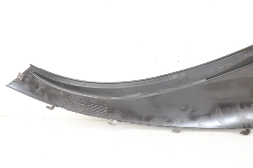 photo de BAJO CARENADO TRASERO IZQUIERDA PIAGGIO MP3 125 (2006 - 2014) - Primer plano técnico