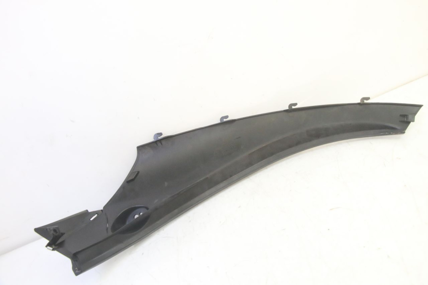 photo de BAJO CARENADO TRASERO IZQUIERDA PIAGGIO MP3 RL 250 (2006 - 2010) - Primer plano técnico