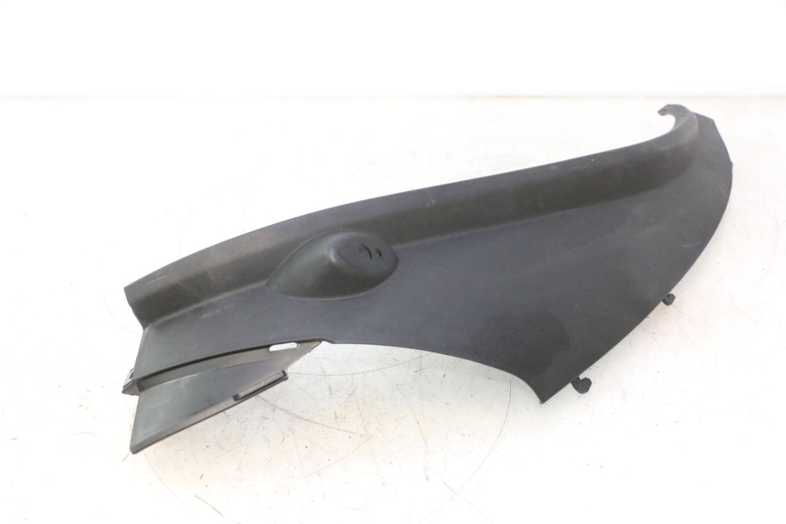 photo de BAJO CARENADO TRASERO IZQUIERDA PIAGGIO MP3 500 (2011 - 2015) - Detalles de los puntos de fijación