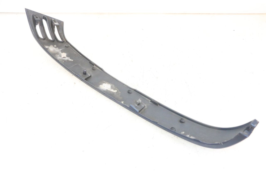 photo de BAJO CARENADO TRASERO IZQUIERDA PIAGGIO VESPA LX 150 (2005 - 2013) - Primer plano técnico