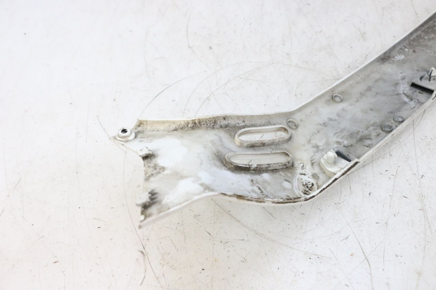 photo de BAJO CARENADO TRASERO IZQUIERDA PIAGGIO VESPA GTS SUPER IE 125 (2009 - 2016) - Detalles de los puntos de fijación