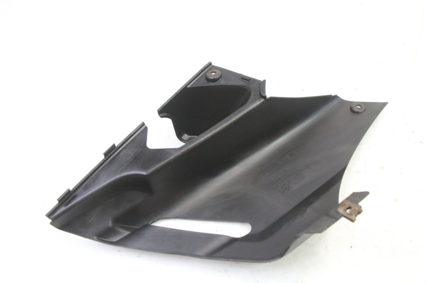 photo de BAJO CARENADO TRASERO IZQUIERDA YAMAHA XMAX X-MAX 125 (2006 - 2009) - Primer plano técnico