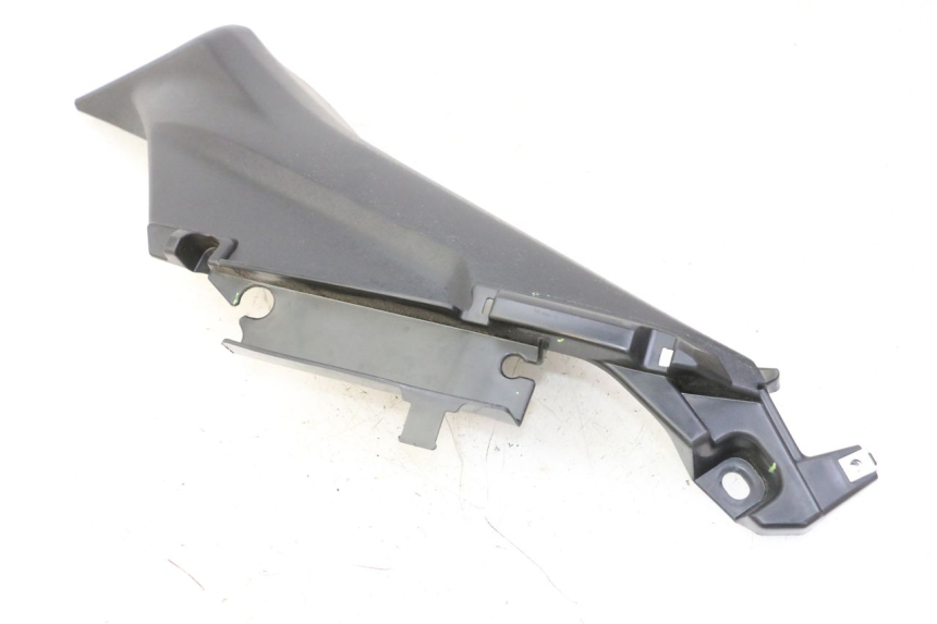 photo de BAJO CARENADO TRASERO IZQUIERDA YAMAHA XMAX X-MAX 125 (2021 - 2025) - Primer plano técnico