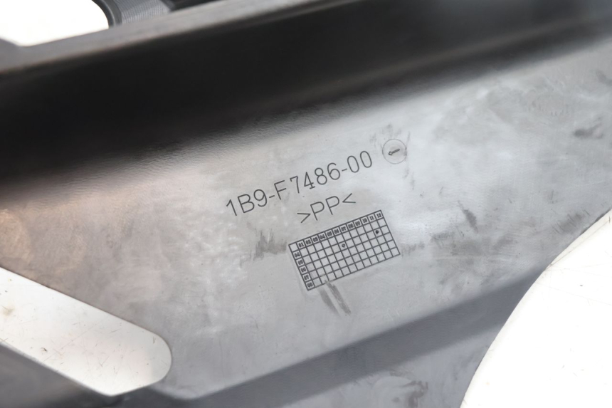 photo de BAJO CARENADO TRASERO IZQUIERDA YAMAHA XMAX X-MAX 125 (2006 - 2009) - Primer plano técnico