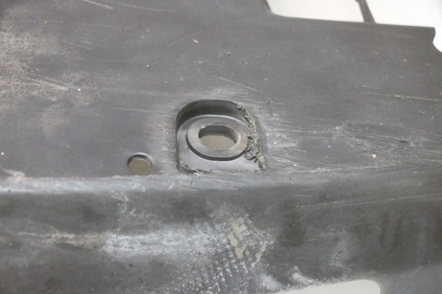 photo de BAJO DE CHASIS SUZUKI BURGMAN 125 (2007 - 2014) - Detalles de los puntos de fijación