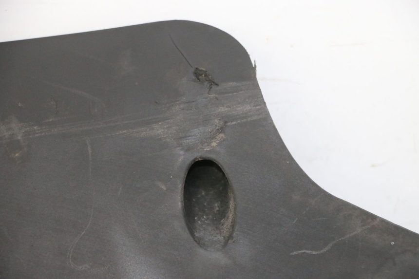 photo de BAJO CARENADO DERECHA QUADRO 4 4D 350 (2015 - 2018) - Detalles de los puntos de fijación