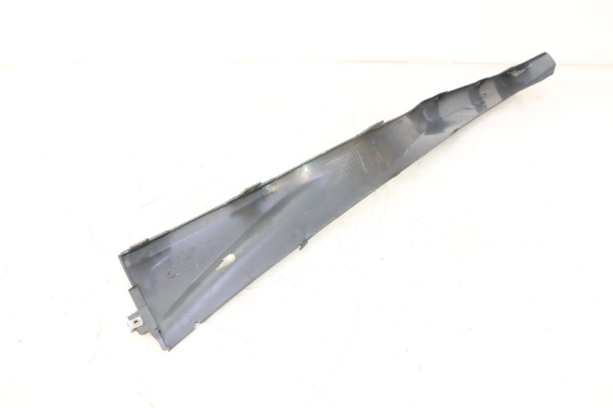 photo de BAJO CARENADO DERECHA SUZUKI BURGMAN 125 (2007 - 2014) - Detalles de los puntos de fijación