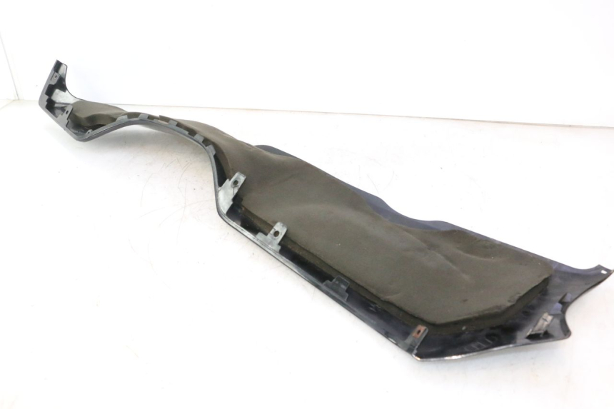 photo de BAJO CARENADO DERECHA SUZUKI BURGMAN EXECUTIVE ABS 650 (2006 - 2012) - Zoom sobre los componentes