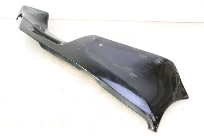 photo de BAJO CARENADO DERECHA SUZUKI BURGMAN EXECUTIVE ABS 650 (2006 - 2012) - Detalles de los puntos de fijación