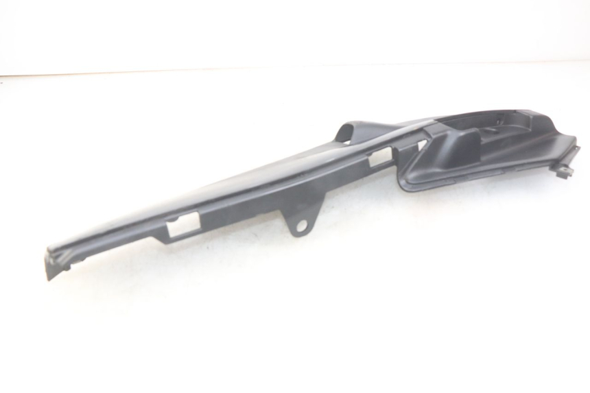 photo de FALDóN LATERAL DERECHO PIAGGIO FLY 4T 50 (2013 - 2017) - Detalles de los puntos de fijación