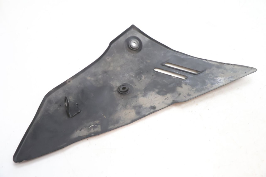 photo de BAJO CARENADO DERECHA SUZUKI GSR 600 (2005 - 2012) - Primer plano técnico