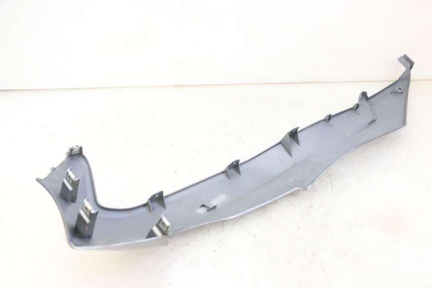 photo de BAJO CARENADO DERECHA SYM JOYMAX 125 (2010 - 2017) - Detalles de los puntos de fijación