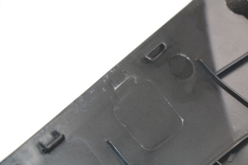 photo de FALDóN LATERAL DERECHO PEUGEOT KISBEE 2T 50 (2010 - 2017) - Primer plano técnico