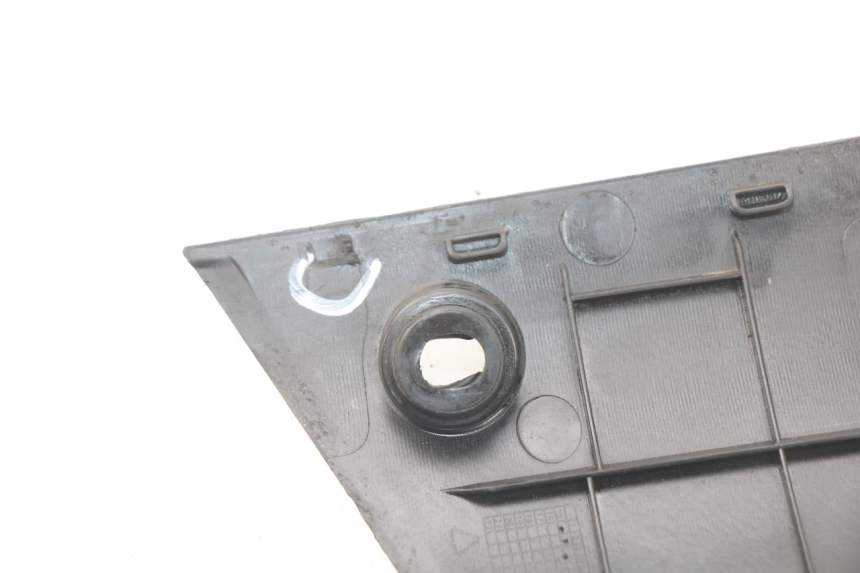 photo de FALDóN LATERAL DERECHO PEUGEOT KISBEE 2T 50 (2010 - 2017) - Primer plano técnico