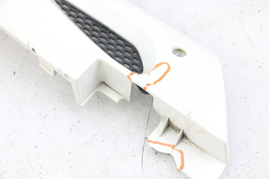 photo de FALDóN LATERAL DERECHO KYMCO LIKE 125 (2009 - 2016) - Detalles de los puntos de fijación