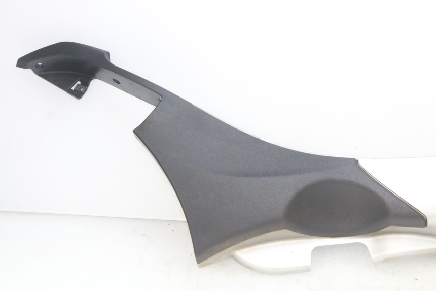 photo de FALDóN LATERAL DERECHO PIAGGIO MP3 500 (2014 - 2017) - Detalles de los puntos de fijación