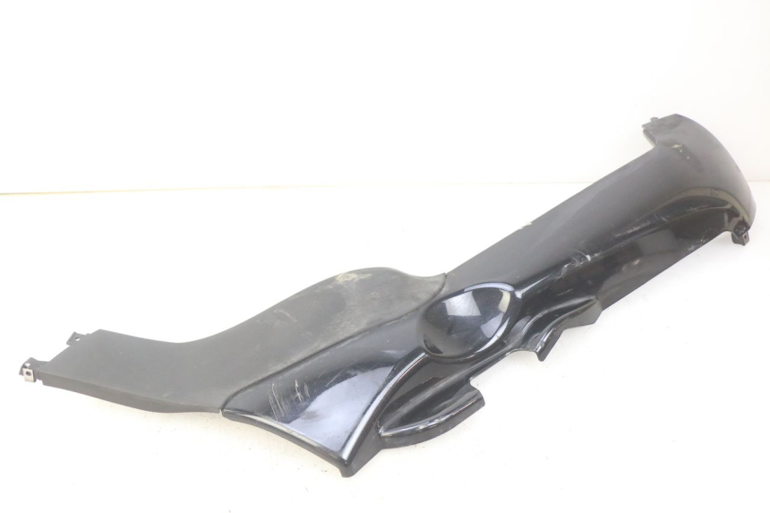 photo de FALDóN LATERAL DERECHO PIAGGIO MP3 125 (2006 - 2014) - Detalles de los puntos de fijación