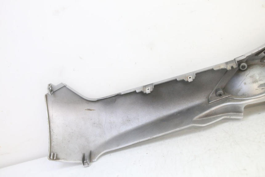 photo de FALDóN LATERAL DERECHO PIAGGIO MP3 500 (2014 - 2017) - Detalles de los puntos de fijación