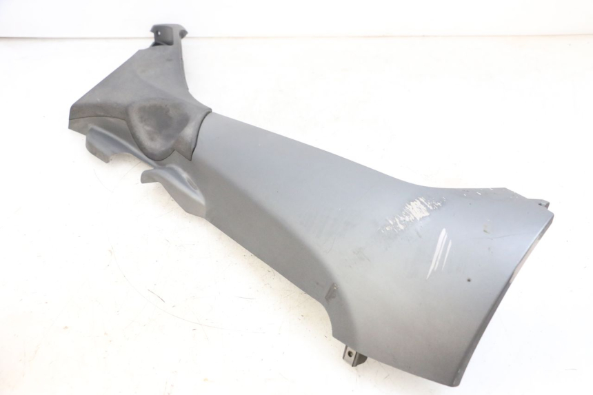 photo de BAJO CARENADO DERECHA PIAGGIO MP3 500 (2016 - 2018) - Detalles de los puntos de fijación