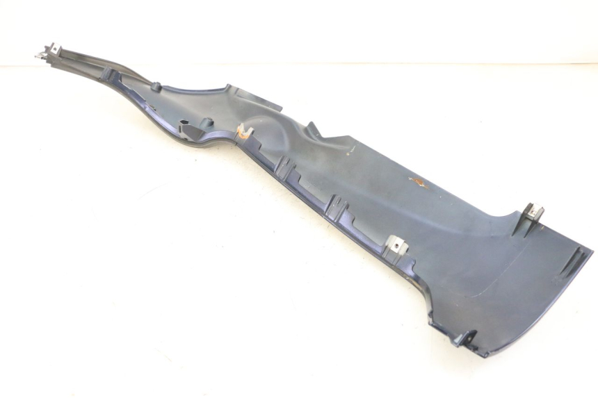 photo de BAJO CARENADO DERECHA PIAGGIO MP3 RL 250 (2006 - 2010) - Primer plano técnico