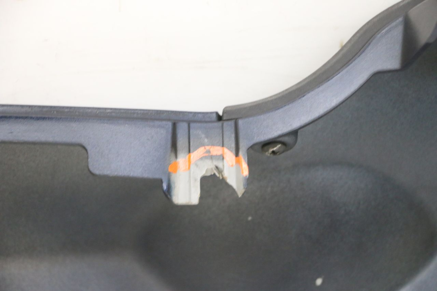 photo de BAJO CARENADO DERECHA PIAGGIO MP3 RL 250 (2006 - 2010) - Detalles de los puntos de fijación