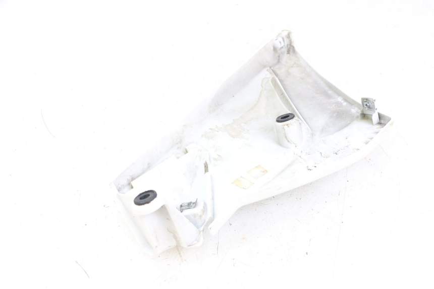 photo de BAJO CARENADO DERECHA MOTO GUZZI NORGE 8V GT 1200 (2011 - 2016) - Primer plano técnico